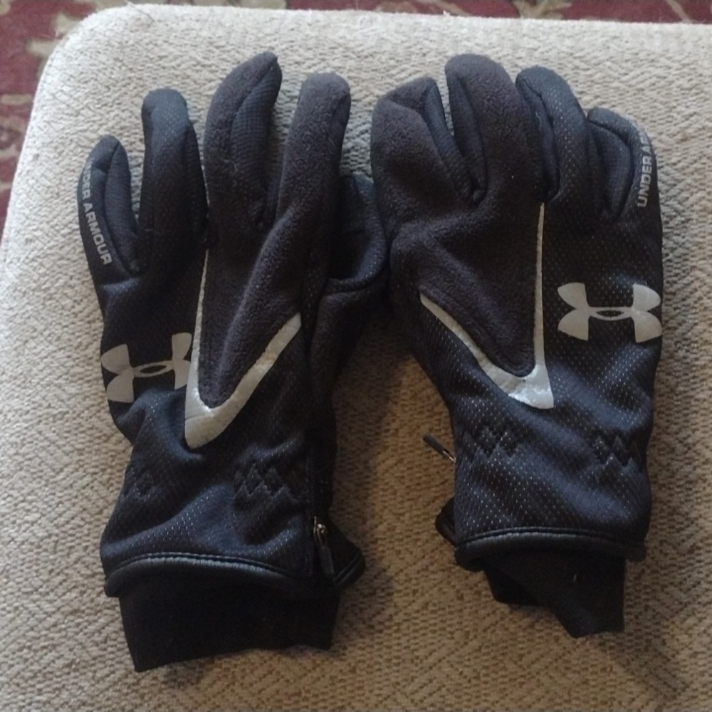 Small Under Armour gloves